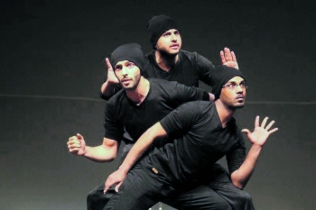 
مشهد من مسرحية «بعيدا عن السيطرة» (اليوم)