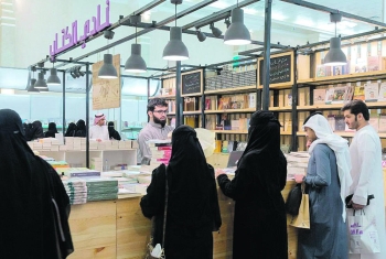 
عدد من الزوار يطالعون إصدارات إحدى دور النشر (واس)