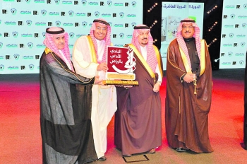 الأمير فيصل بن بندر بن عبدالعزيز خلال حفل التكريم (واس)
