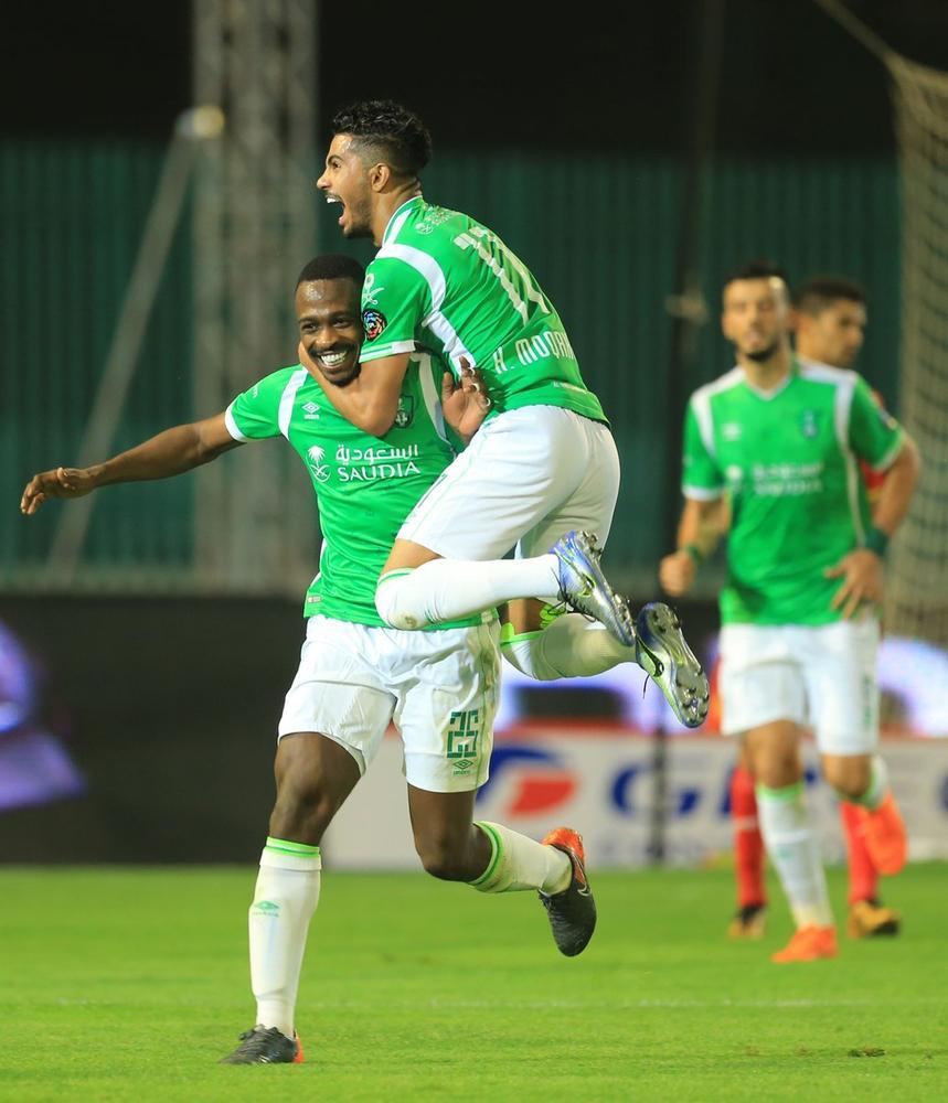 الأهلي يكسب القادسية بثنائية .. والرائد يتخطي أُحد