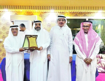 
الخميس خلال تكريمه في الأمسية (اليوم)
