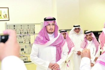 .. ويزور كلية الجبيل الصناعية ويلتقي بطلابها