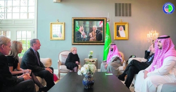 .. ويلتقي عددًا من المسؤولين الأمريكيين السابقين