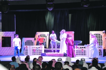 مشهد من مسرحية «ابو الهموم» (تصوير: حسن الخلف)