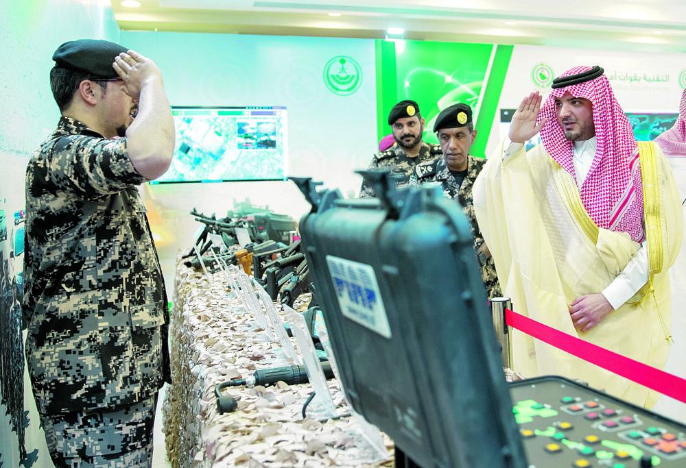 وزير الداخلية يطلع على النظم والبرامج بأمن المنشآت