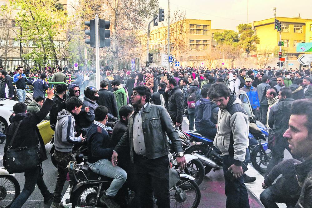 إيرانيون يطالبون النظام بإطلاق سراح نشطاء بيئيين