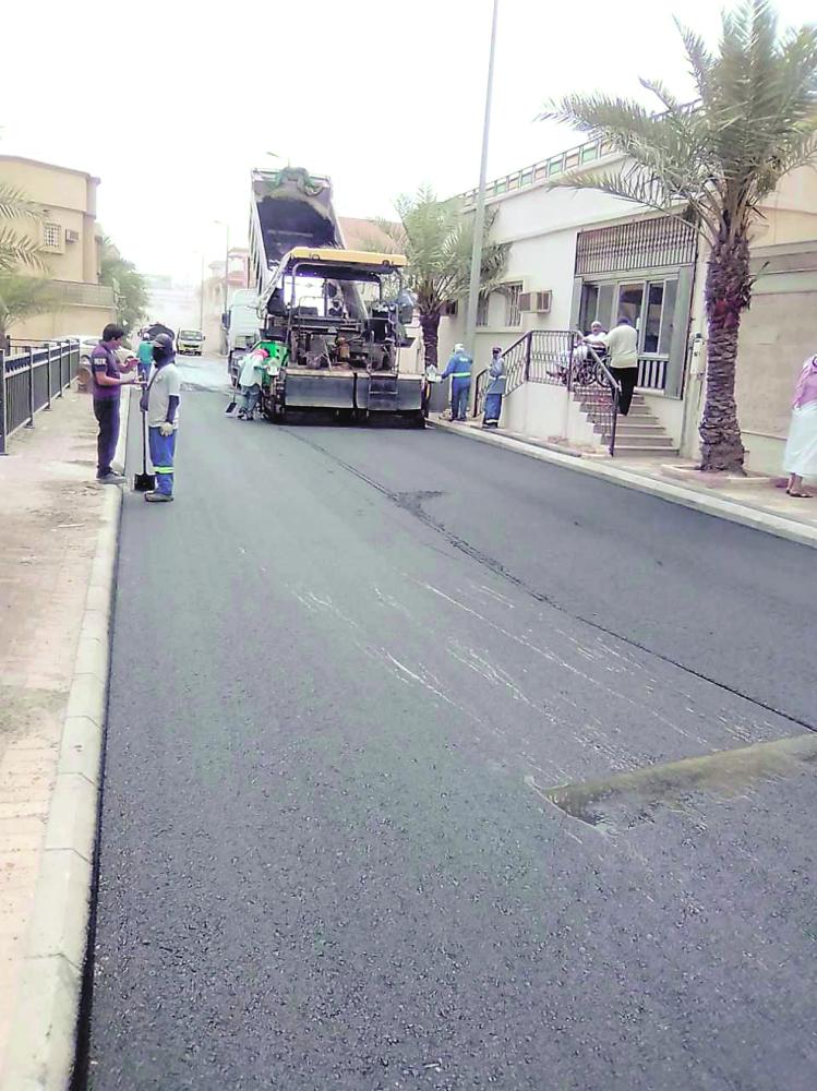 سفلتة وتطوير شوارع داخل أحياء في الجبيل