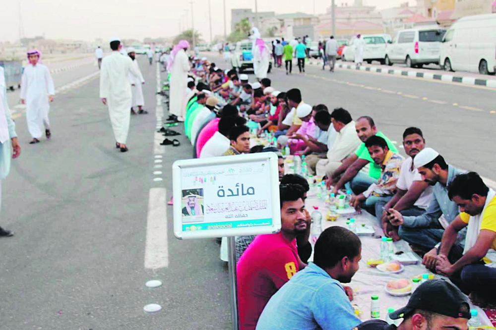 مائدة إفطار طولها نصف كيلومتر في عنك
