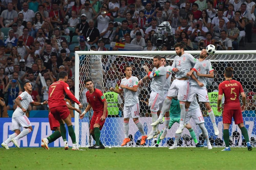 رونالدو يسجل ثلاثية للبرتغال لتتعادل مع اسبانيا 3-3