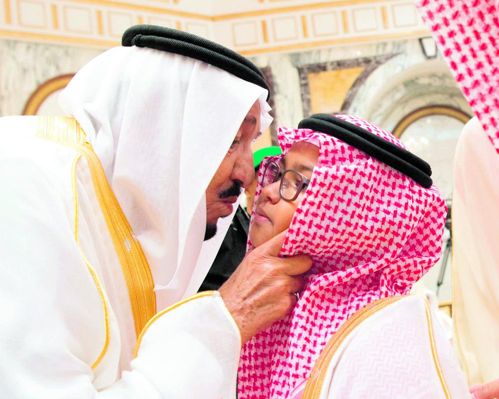 خادم الحرمين الشريفين يستقبل المهنئين بعيد الفطر