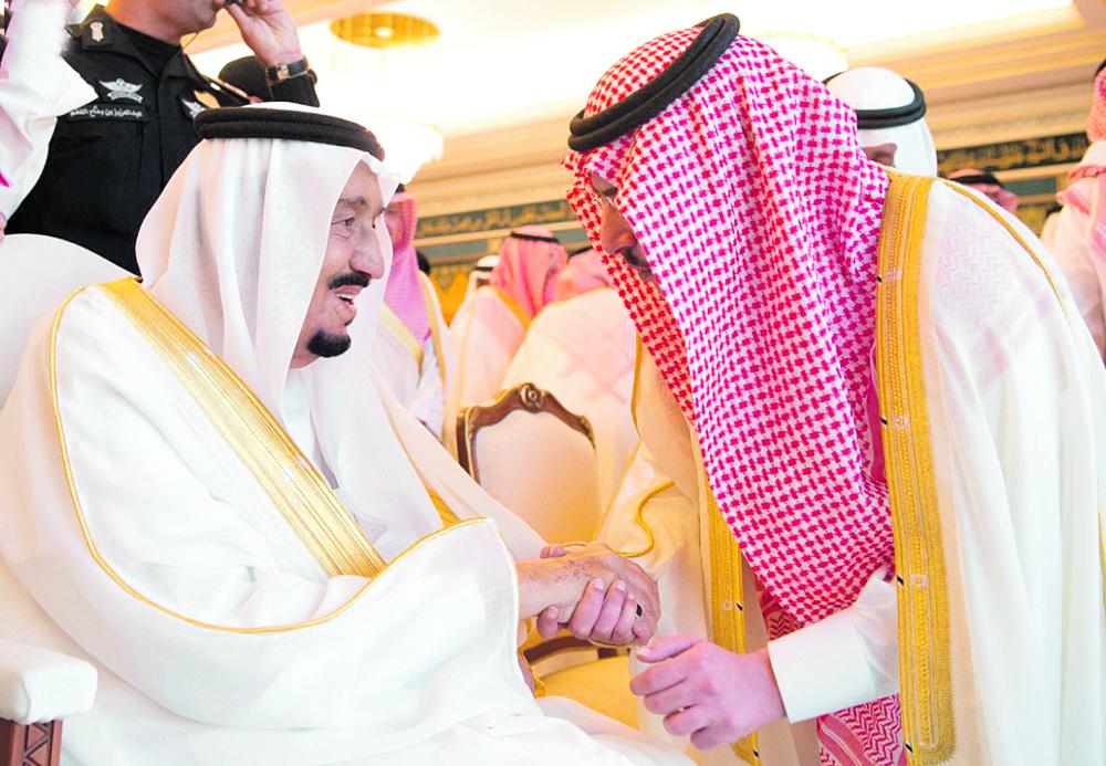 خادم الحرمين الشريفين يستقبل المهنئين بعيد الفطر