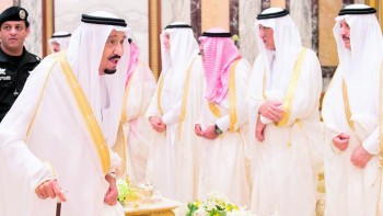 خادم الحرمين الشريفين يستقبل المهنئين بعيد الفطر