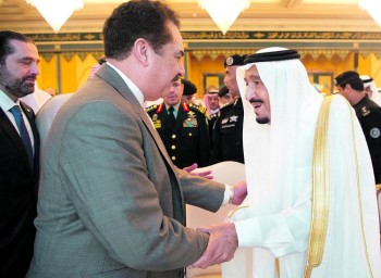 خادم الحرمين الشريفين يستقبل المهنئين بعيد الفطر