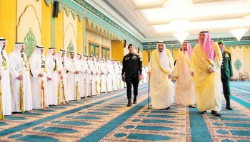 خادم الحرمين الشريفين يستقبل المهنئين بعيد الفطر