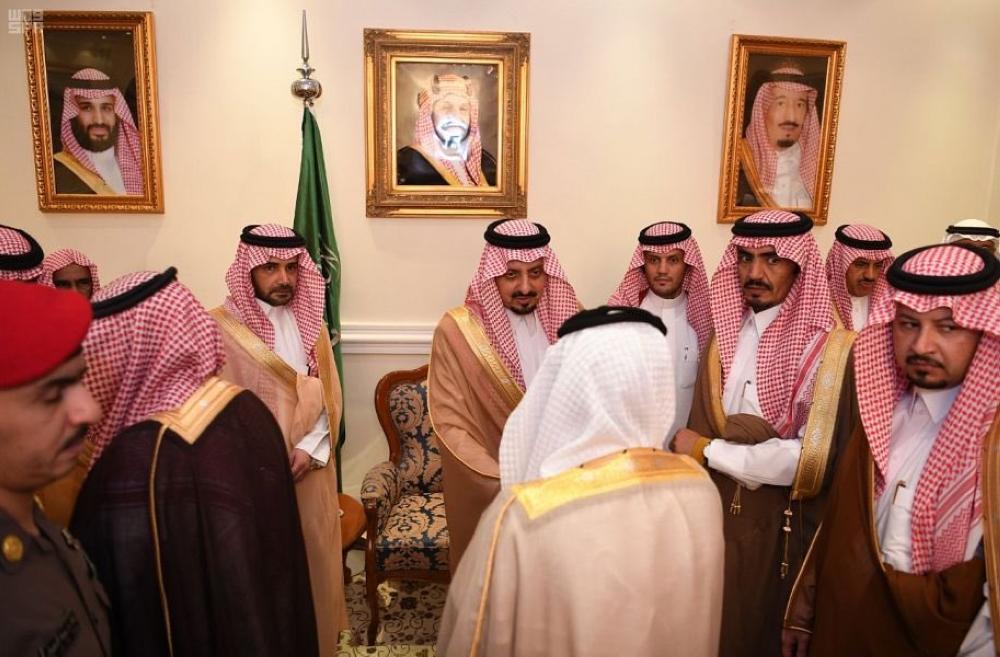 أمير عسير يناقش مع مديري الإدارات أبرز الموضوعات