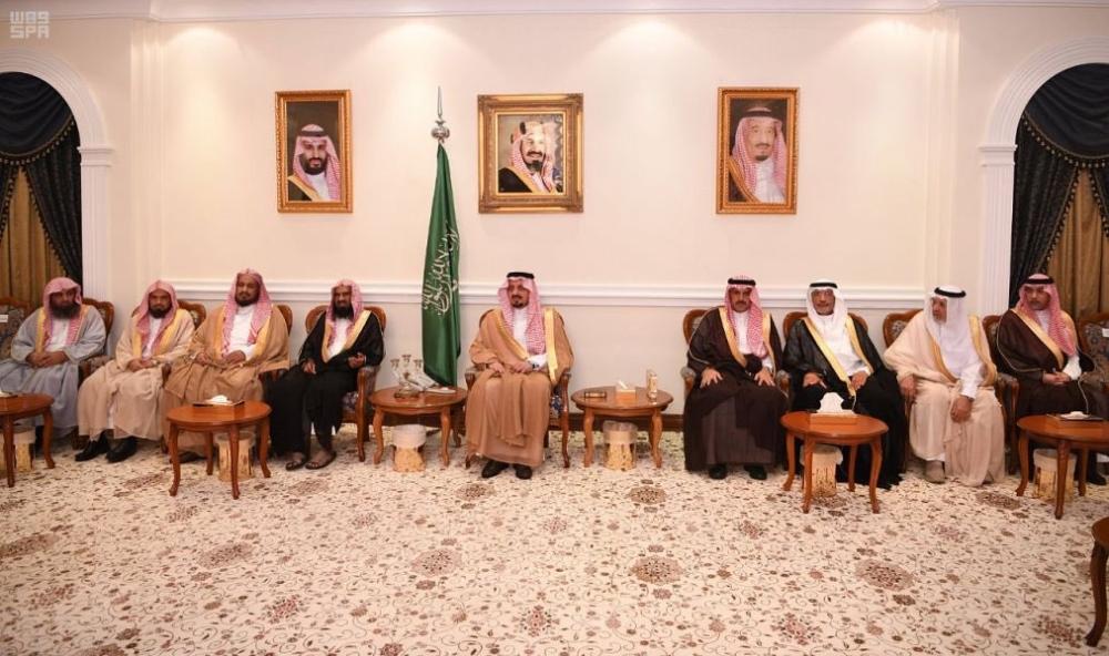 أمير عسير يناقش مع مديري الإدارات أبرز الموضوعات