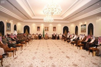 أمير عسير يناقش مع مديري الإدارات أبرز الموضوعات
