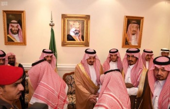 أمير عسير يناقش مع مديري الإدارات أبرز الموضوعات