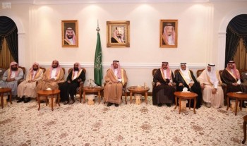 أمير عسير يناقش مع مديري الإدارات أبرز الموضوعات