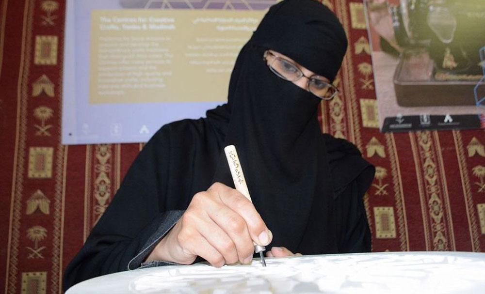 مواطنات يكسرنْ احتكار الحرف بسوق عكاظ