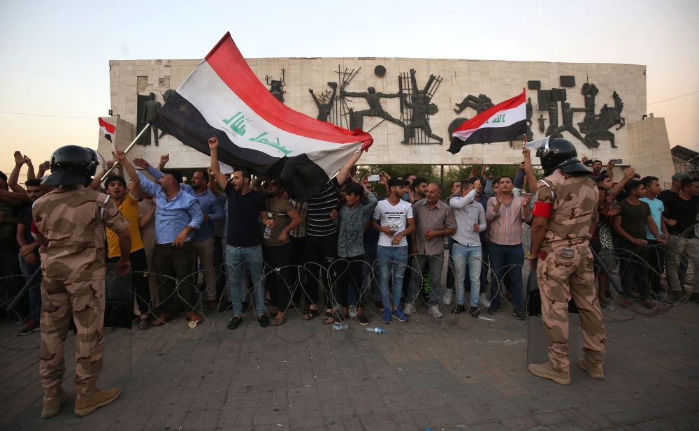 محتجون يحرقون مقار ميليشيات إيران في النجف والبصرة