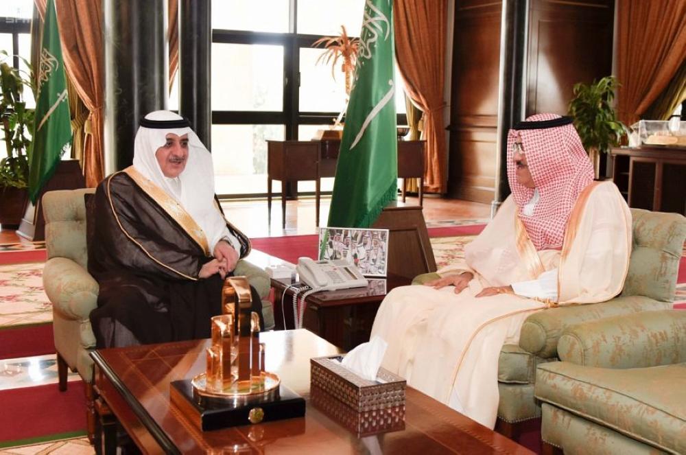 أمير تبوك يشيد بدور 