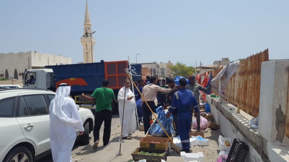 بلدية القطيف تشن حملة على سوق عشوائى بسيهات