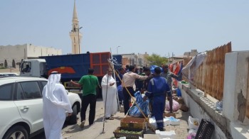 بلدية القطيف تشن حملة على سوق عشوائى بسيهات
