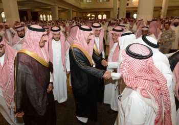 أمير عسير يؤدي صلاة الميت على الأديب ابن حميد