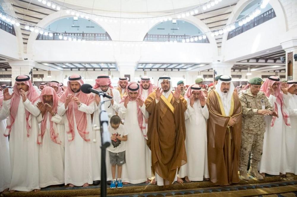 أمير الرياض بالنيابة ينقل تعازي القيادة لأسرة الشهيد العريعر