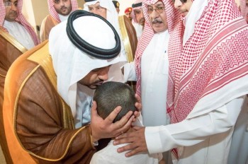 أمير الرياض بالنيابة ينقل تعازي القيادة لأسرة الشهيد العريعر