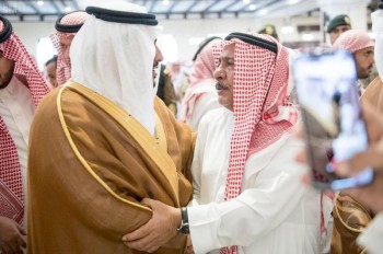 أمير الرياض بالنيابة ينقل تعازي القيادة لأسرة الشهيد العريعر