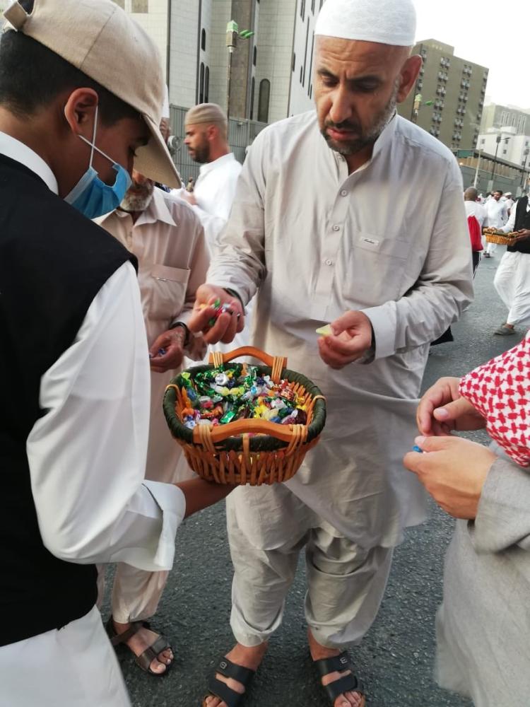 وفادة حاج يوزع 7700وجبة غذائية على الحجاج