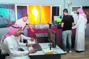 سعوديون يديرون النافورة التفاعلية في الأحساء