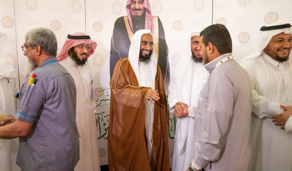 إمام المسجد النبوي يلتقي ضيوف برنامج خادم الحرمين في المدينة