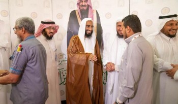 إمام المسجد النبوي يلتقي ضيوف برنامج خادم الحرمين في المدينة