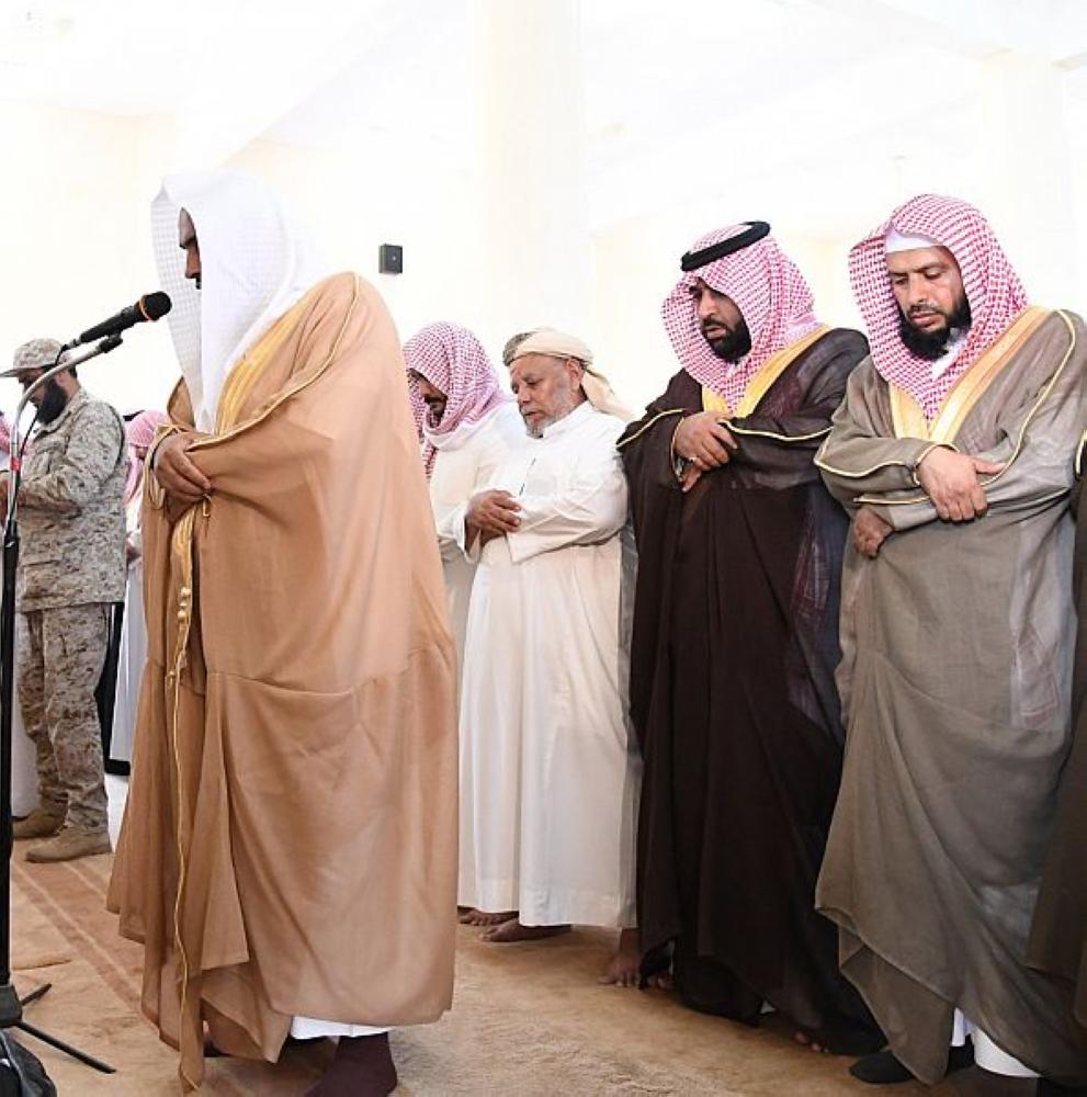 أمير جازان بالنيابة يؤدي صلاة الميت على الشهيد 