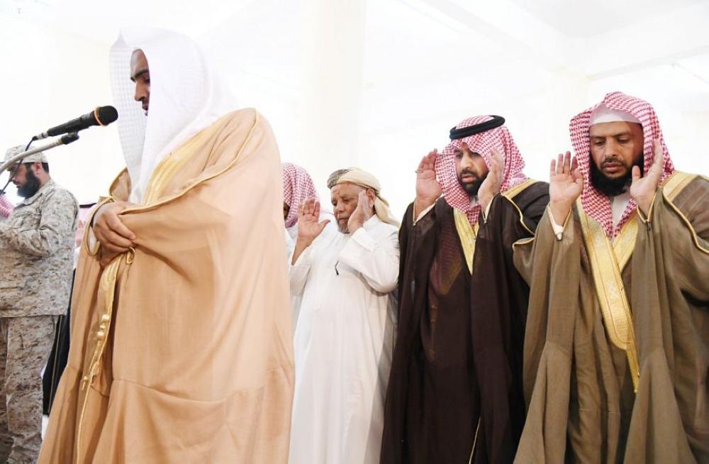 أمير جازان بالنيابة يؤدي صلاة الميت على الشهيد 