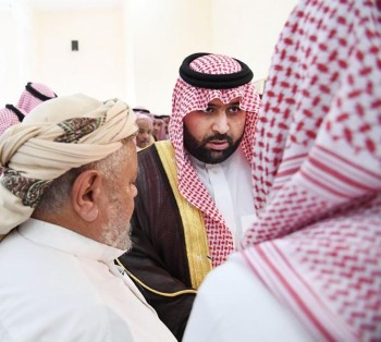 أمير جازان بالنيابة يؤدي صلاة الميت على الشهيد 