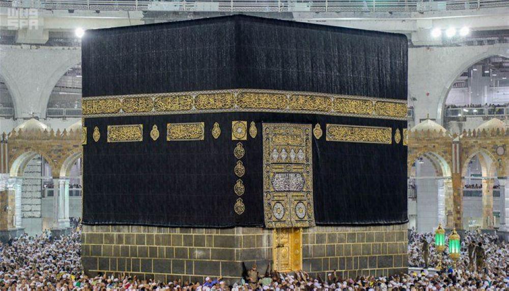 بالصور.. «شؤون الحرمين» تكثف جهودها لإزالت آثار الأمطار
