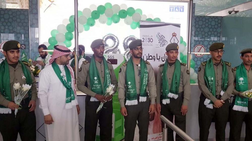 توزيع الهدايا التذكارية على المسافرين بمطار المدينة