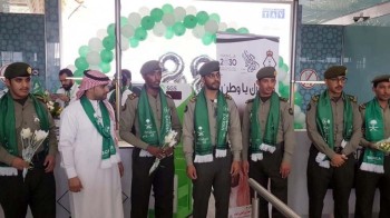 توزيع الهدايا التذكارية على المسافرين بمطار المدينة