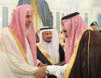 خادم الحرمين يستقبل الأمراء والمفتي وجمعاً من المواطنين
