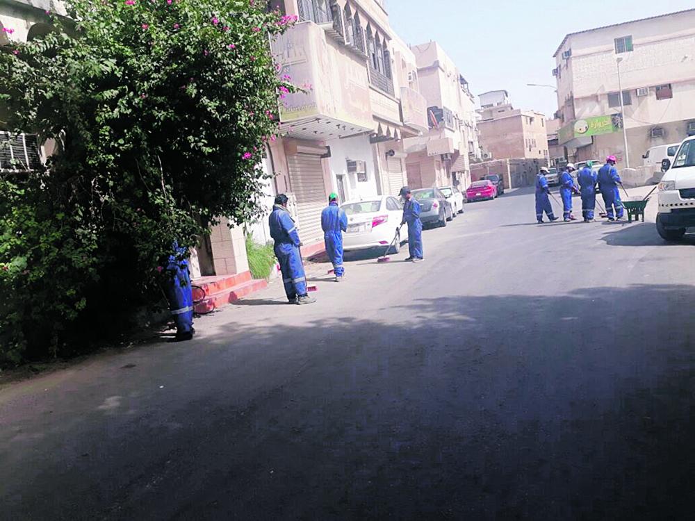إزالة 12 طن نفايات من شوارع عنك