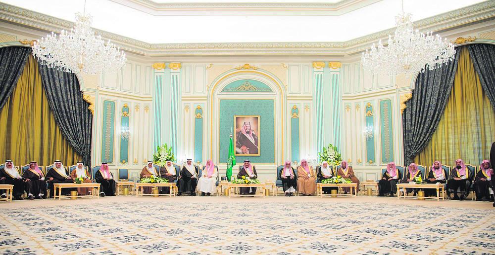 الملك يستقبل الأمراء والمفتي والعلماء وجمعا من المواطنين