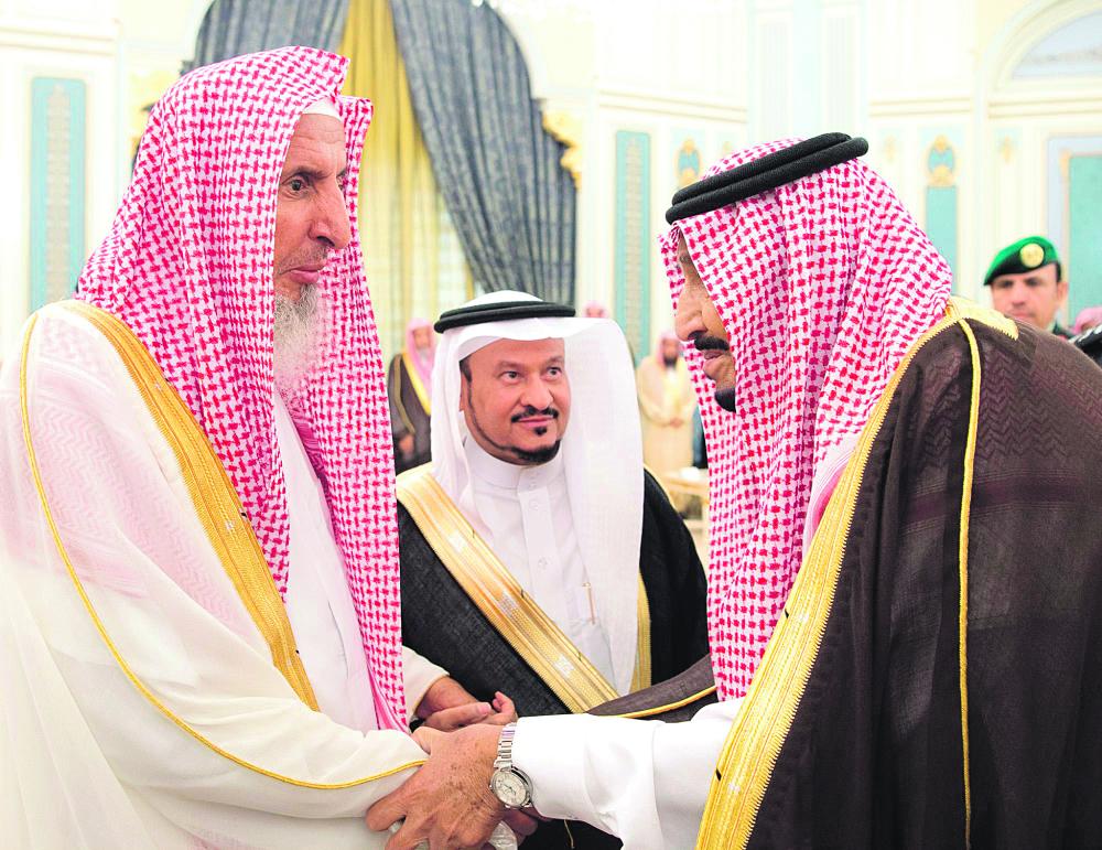 الملك يستقبل الأمراء والمفتي والعلماء وجمعا من المواطنين