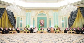 الملك يستقبل الأمراء والمفتي والعلماء وجمعا من المواطنين