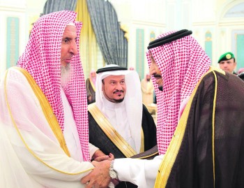 الملك يستقبل الأمراء والمفتي والعلماء وجمعا من المواطنين