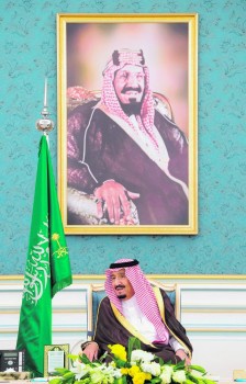 الملك يستقبل الأمراء والمفتي والعلماء وجمعا من المواطنين