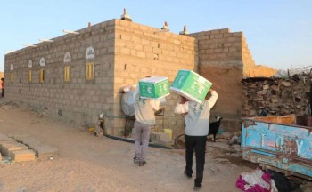 مركز الملك سلمان يوزع سلالاً غذائية في مأرب